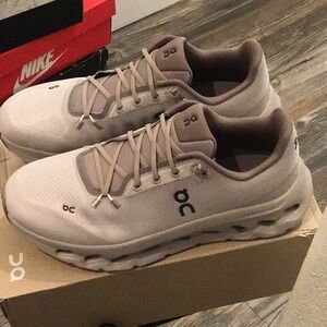 On Running Men's Cloudswift Sneakers in Light Gray and Taupe